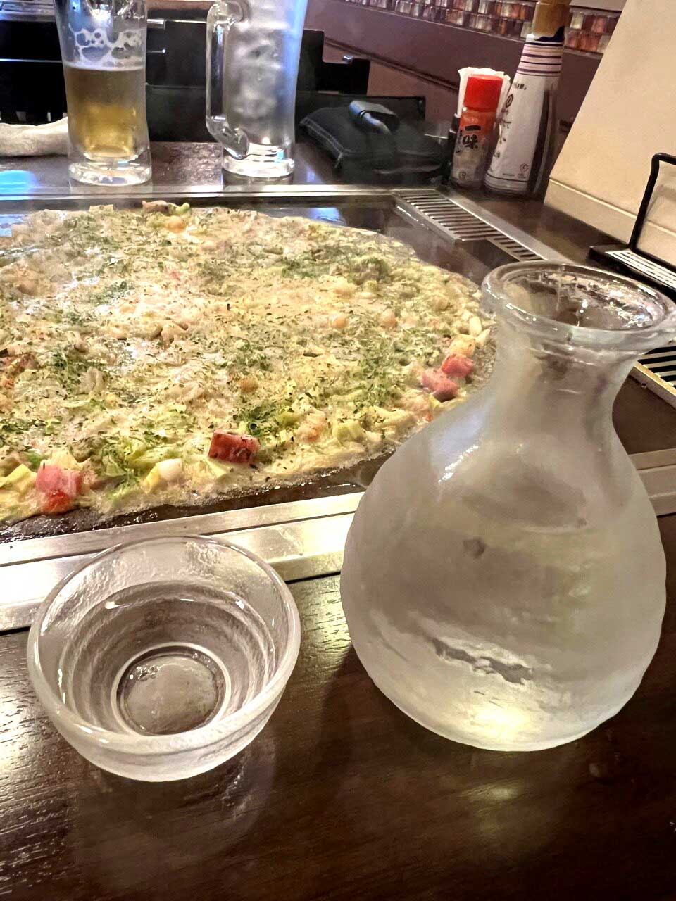 もんじゃ焼きは日本酒とビールが進む！